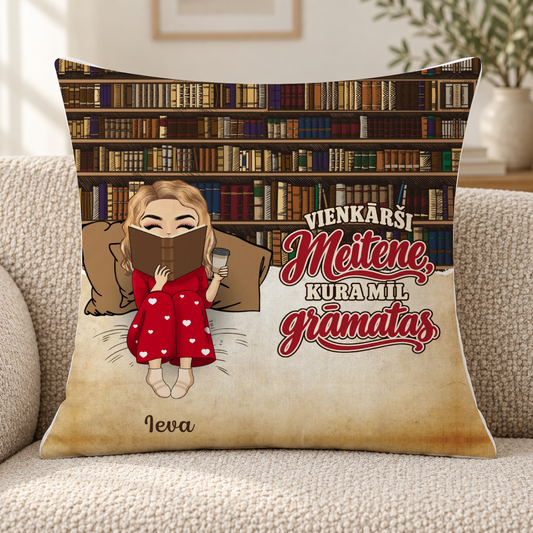 Personalizēts spilvens – meitene/puisis, kam patīk grāmatas #02911 [PC-MOCKUP:cmutbd76t0001ps0720p6yf3l:a178d9f80aeaa619097070f5:a178d9f80aeaa619097070f5e1546c6678422fde6c60c00bc58c2eef84849845]